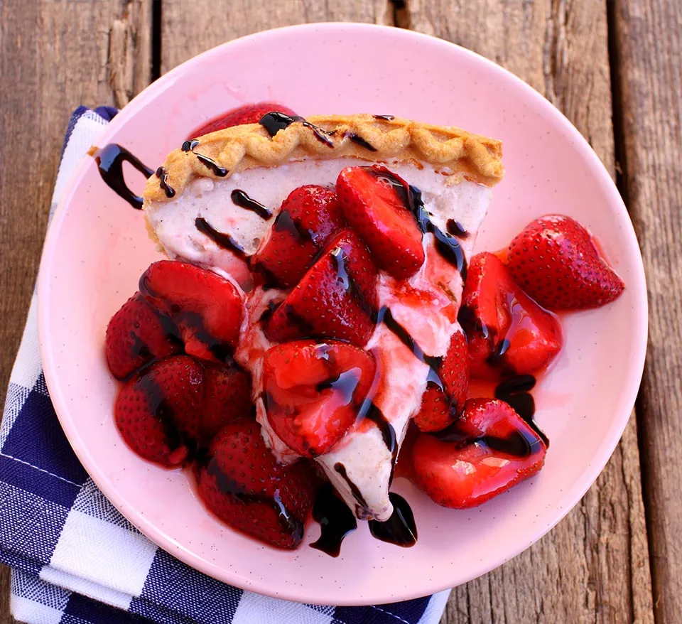 Strawberry Frozen Yogurt Pie